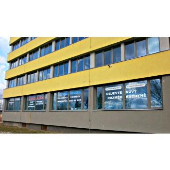 Žluto-šedá budova - roh ulice Průmyslová a Tiskařská